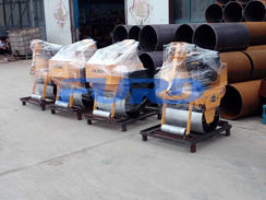 福瑞得機械5臺壓路機，一臺混凝土整平機及時發(fā)貨