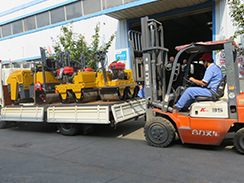 福瑞得機(jī)械4臺小型壓路機(jī)裝車發(fā)往河南。